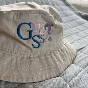 Guess bucket hat